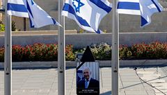 Portrét imona Perese pod izraelskými vlajkami na Knesetském námstí.
