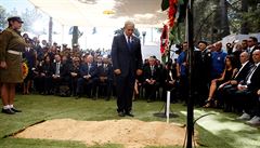 Izraelský premiér Benjamin Netanjahu stojí nad hrobem bývalého prezidenta...