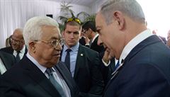 Benjamin Netanjahu pi podávání rukou s palestinským prezidentem Mahmúdem...