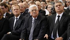 Palestinský prezident Mahmúd Abbás vedle Donalda Tuska bhem pohbu imona...