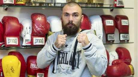 Boxer Mike Towell zemel po souboji s Dalem Evansem.