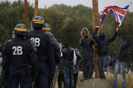 Migranti chtjí z Calais do Británie
