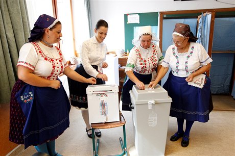 Maarské eny v tradiních krojích hlasují v referendu