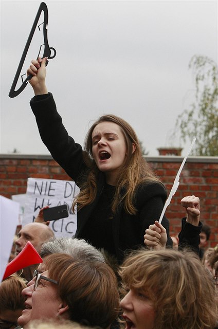 Polky zdvihají atní ramínka, symbol nelegálních potrat.