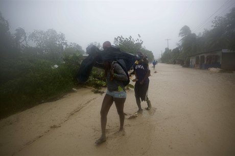 Hurikán Matthew zasáhl západní pobeí Haiti, kde vítr trhal stechy z dom a...