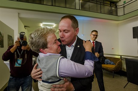 Volební táb Starostové a nezávislí: Dana Drábová a Petr Gazdík v objetí