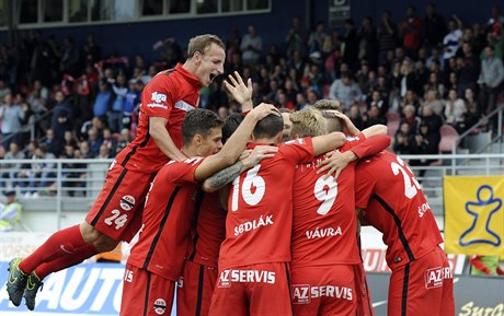 Fotbalisté Brna se radují z gólu. Vyrovnávací branku na 3:3 vstelil Alois...