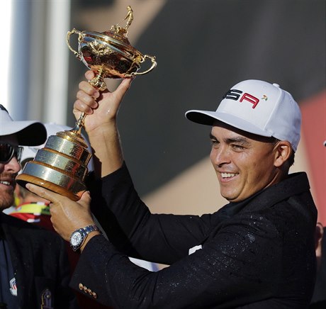 Rickie Fowler se raduje z triumfu amerických golfist na Ryder Cupu.