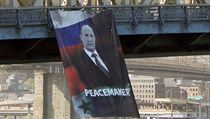 Z manhattanskho mostu nkdo povsil vlajku s Putinem a npisem mrotvrce.