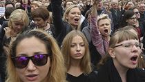 Na takzvaný černý protest přišla řada lidí oděna v šatech černé barvy | na serveru Lidovky.cz | aktuální zprávy
