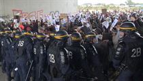 Francouzsk policie rozehnala migranty a dal demonstranty u Calais