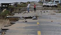 Boue poniila poben dlnici A1A severn od Daytona Beach.