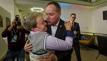 Volební štáb Starostové a nezávislí: Dana Drábová a Petr Gazdík v objetí | na serveru Lidovky.cz | aktuální zprávy