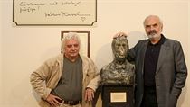 Ladislav Smoljak a Zdeněk Svěrák s bustou Járy Cimrmana | na serveru Lidovky.cz | aktuální zprávy