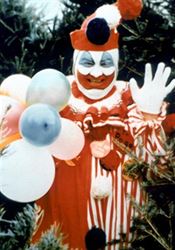 Sriov vrah John Wayne Gacy v kostmu klauna Poga.