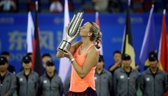 Petra Kvitová s trofejí pro vítzku turnaje ve Wuhanu.