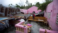 Na Haiti bylo ponieno mnoho dom. Nkteré pily o stechy, zatímco dalí byly...