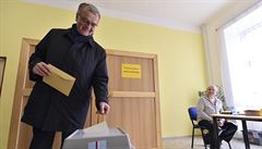 Pedseda TOP 09 Miroslav Kalousek odevzdal svj hlas 7. íjna ve volbách do...