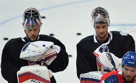 Brankái Ondej Pavelec a vpravo Petr Mrázek na tréninku eské hokejové...