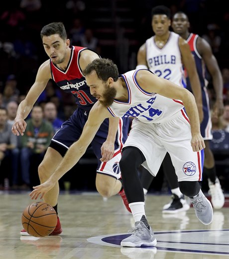 Tomá Satoranský v dresu Washingtonu Wizards (v modrém).