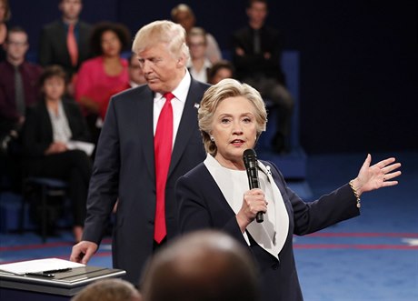 Hillary Clintonová a Donald J. Trump bhem druhé prezidentské debaty v...