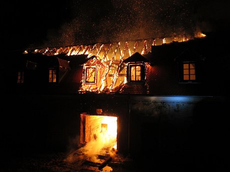 Stechu jedné z budov zámeckého areálu v Plumlov na Prostjovsku zasáhl v noci...