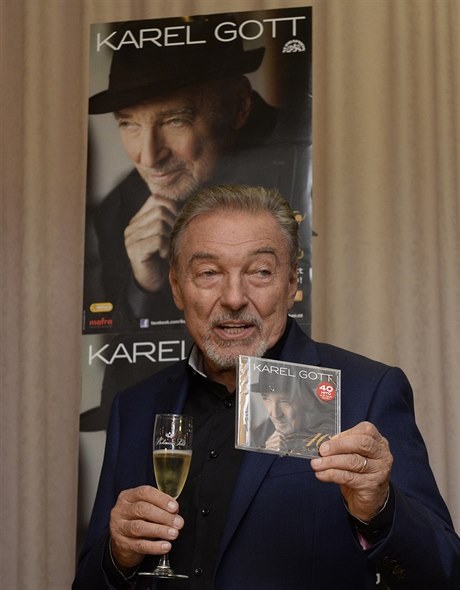 Zpvák Karel Gott poktil 12. íjna v Praze 2CD s názvem Karel Gott 40 slavík.