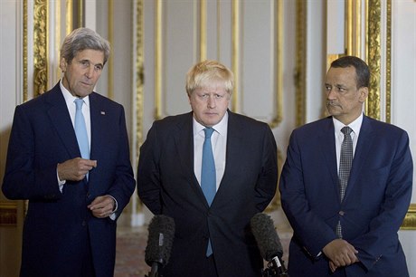 Americký ministr zahranií John Kerry, jeho britský protjek Boris Johnson a...