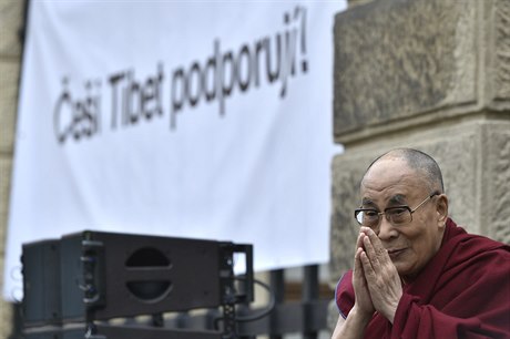 Pivítání tibetského duchovního vdce dalajlamy (na snímku) na Hradanském...