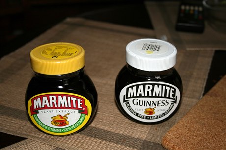 Oblíbená britská kvasnicová pomazánka Marmite.