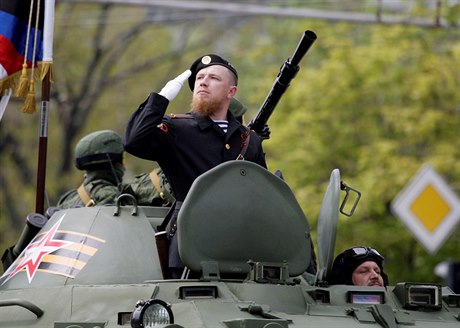 Arsenij Pavlov, zvaný Motorola, salutuje na tanku k píleitosti pehlídky v...