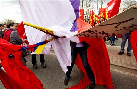 Protesty proti návtv ínského prezidenta: Potyka píznivc ínského...