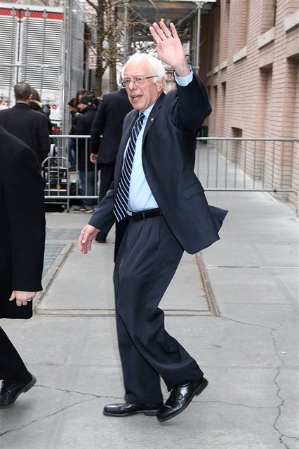 Osobitý styl Bernieho Sanderse. Kandidát demokratické strany ve svém vlajícím...