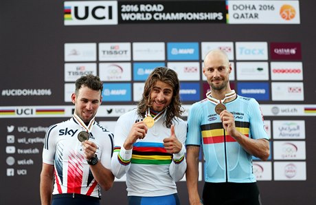 Peter Sagan Uprosted) s Markem Cavendishem (vlevo) a Tomem Boonenem na...