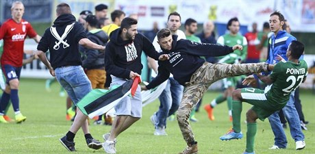 Jeden z radikál pi drsném napadení izraelského fotbalisty.