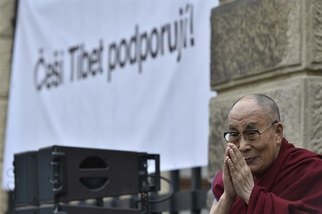 Tibetský duchovní vdce dalajlama byl uvítán na Hradanském námstí v Praze.