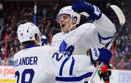 Auston Matthews se proti Ottaw trefil tyikrát a zapsal se do historie.