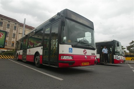 Autobus v Praze Na Kníecí.