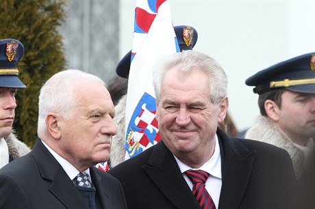Bývalý prezident Václav Klaus se souasnou hlavoú státu Miloem Zemanem