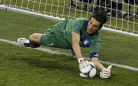 Gigi Buffon zlikvidoval penaltu i spoustu dalích velkých ancí Lyonu.