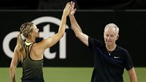 Maria arapovov a John McEnroe na exhibici v Las Vegas.