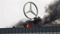 Stecha budovy Europa-Center v Berln v plamenech. V zbru je pro budovu tak...
