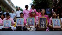 Thajci oplakvaj krle Adundta ped nemocnic, kde skonal