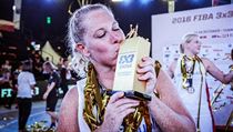 Michaela Uhrová si užívá s trofejí pro MVP celého turnaje. | na serveru Lidovky.cz | aktuální zprávy