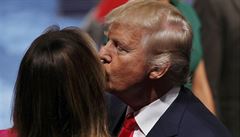 Donald Trump líbá svoji enu Melanii Trumpovou po skonení druhé prezidentské...