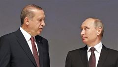 Turecký prezident Recep Tayyip Erdogan (vlevo) spolen s Vladimirem Putinem...