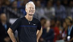 John McEnroe bhem akce World Team Tennis exhibition pro AIDS Foundation Eltona...