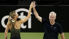 Maria Sharapovová a John McEnroe pi zápasu doubl bhem akce World Team tenis...