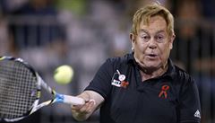 Sir Elton John odehrává míek bhem akce World Team tenis exhibition na podporu...