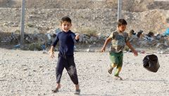 Uprchlíci z válené zóny msta Mosul. V táboe jsou eny i dti. OSN odhaduje,...